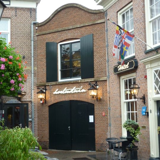 Gedeelte van de zuidelijke muur met een der schuine zijden van de koorsluiting van de vroegere gotische kapel van het Franciscanenklooster