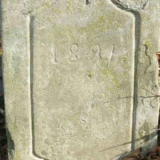 Sloup s křížkem u kostela v obci Klapý