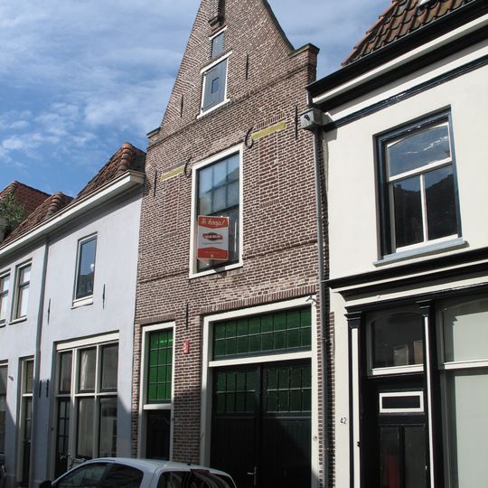 Pand met puntgevel met toppilaster