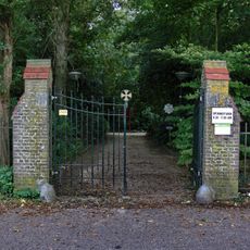 Aanleg en twee hekpijlers