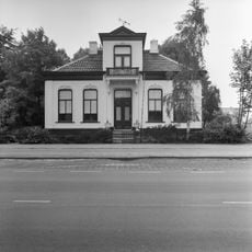 Rentenierswoning met aangebouwd koetshuis