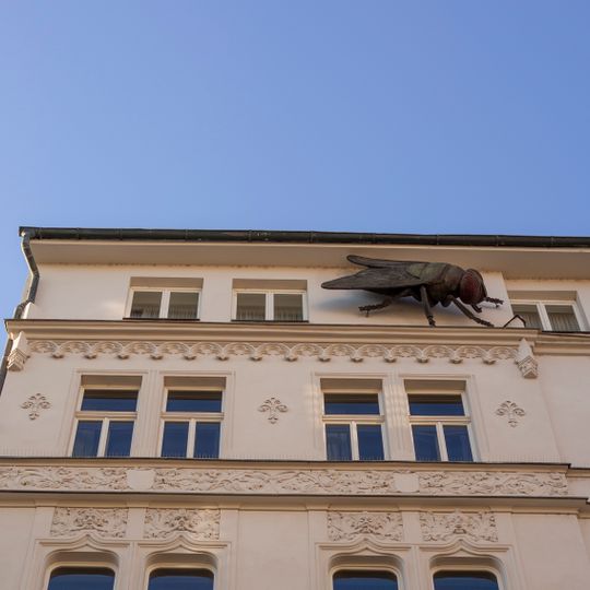 Plastika "Co je štěstí?" na domě Na Zbořenci 263/9 v Praze