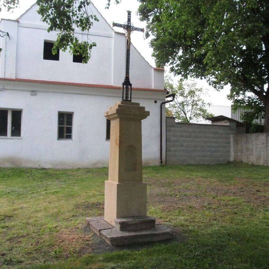 Kříž v Seči u kostela