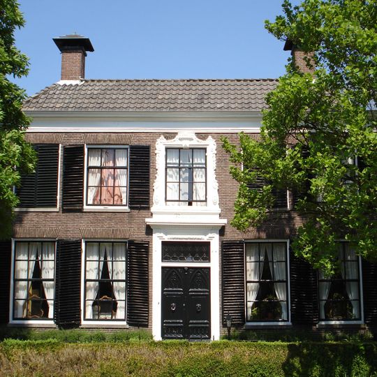 Landhuis "Buitenzorg" met gevel in trant Lodewijk XV-XVI. Houten ophaalbrug. klapbrug, toegang gevend tot het landhuis