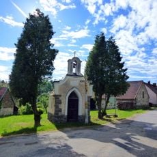 Kříž u kaple v Záhoříčku