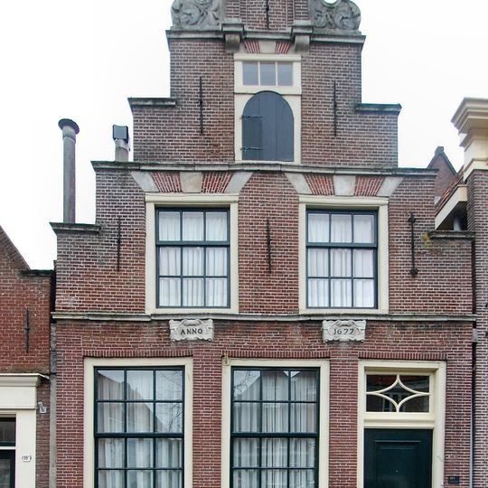 Pand met in cartouches anno 1677 gedateerde trapgevel