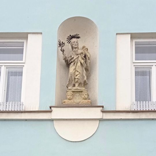 Statue in náměstí Míru