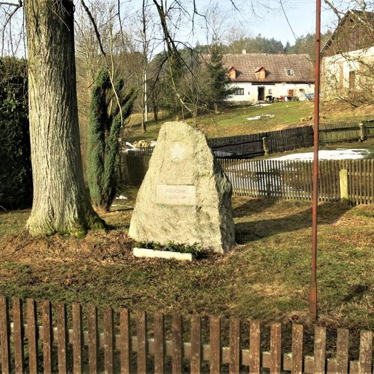 Pomník osvobození na návsi ve Zdislavě