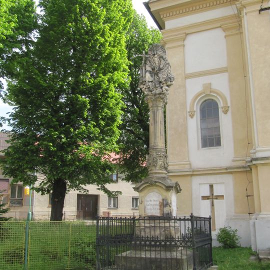 Sloup Svaté Trojice ve Vojnici u kaple