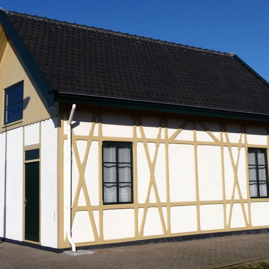 Loods bij kleine schutsluis, deels in vakwerkbouw