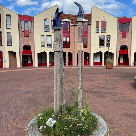 "Drie houten zuilen met keramiek"