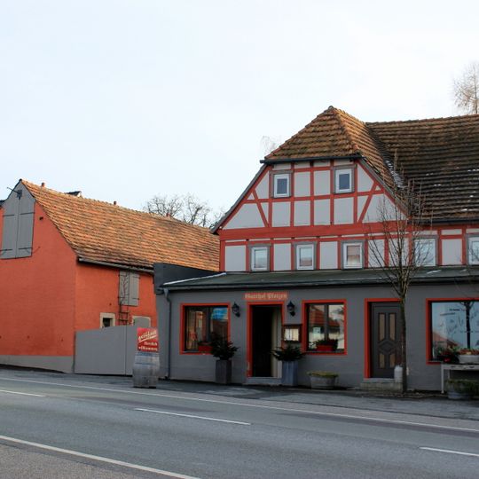 Gasthof sowie östliches Seitengebäude und westliche Scheune Plotzen 5