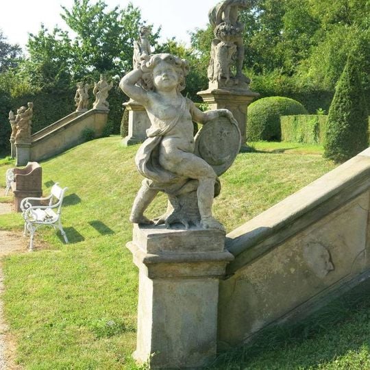 Alegorická socha Noc v zahradě zámku v Lysé nad Labem