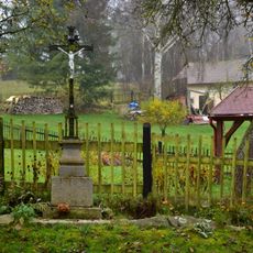 Kříž u čp. 6 v Lešovicích