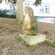 Kamenná plastika u dětského hřiště za budovou E nemocnice v Liberci