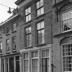 Huis met gepleisterde lijstgevel