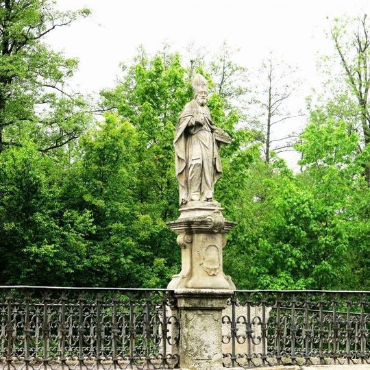 Socha svatého Mikuláše na barokním mostě poblíž zámku Žďár