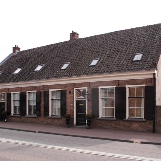 Lage woning met rechte kroonlijst; zadeldak