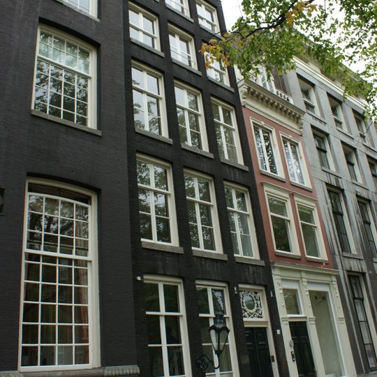 Pand met gevel onder rijk gesneden rechte lijst met deurpartij uit dezelfde tijd en vier stoeppalen