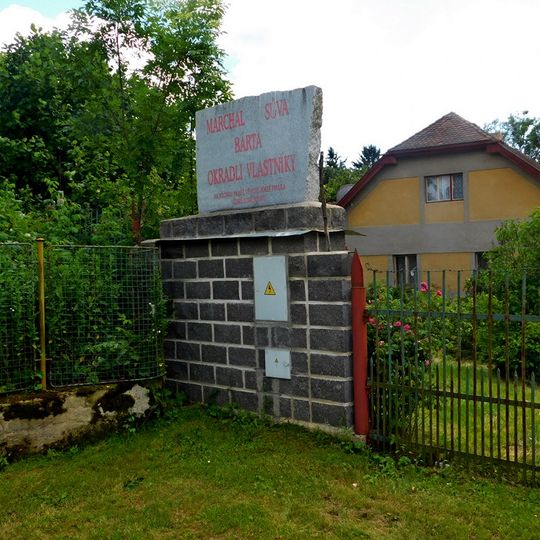 Pomník zločinů komunismu u domu č. 8 v Chýšné