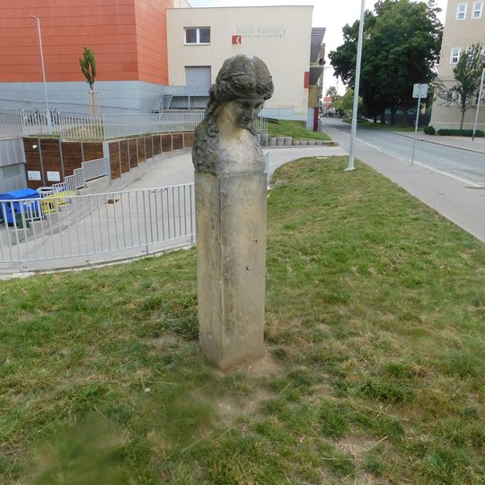Dívčí busta na Komenského náměstí v Uherském Hradišti