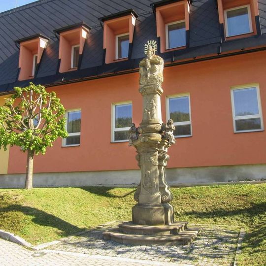 Sousoší Svaté Trojice v Bušíně ve středu obce