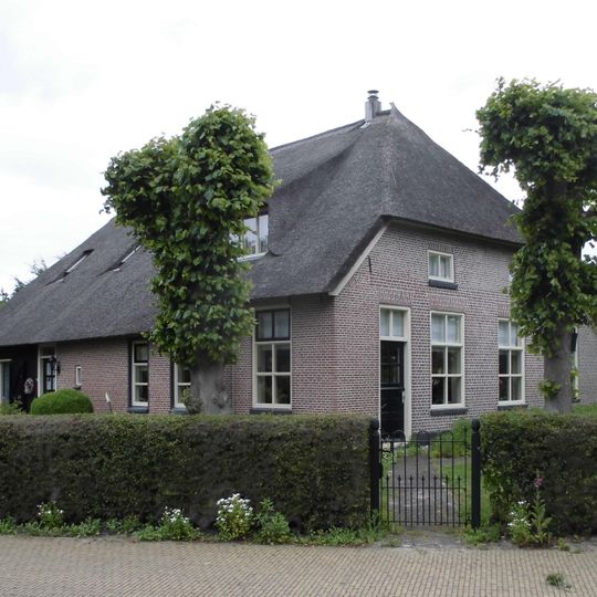 Boerderij onder met riet gedekt wolfdak