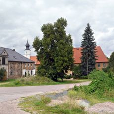 Sachgesamtheit '''Rittergut Colmnitz''' mit den Einzeldenkmalen: Herrenhaus, Wohnhaus, Scheune Am Dorfplatz 3; 3a