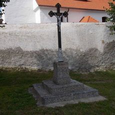 Kříž u kostela v Heřmani