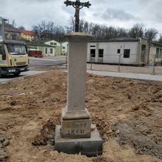 Kříž u silnice v Hluboké nad Vltavou