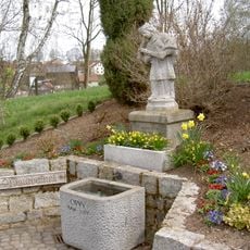 Steinerne Brunnenfigur hl. Johannes von Nepomuk