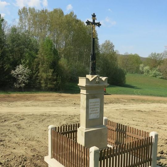 Kříž u silnice jižně od Kravař