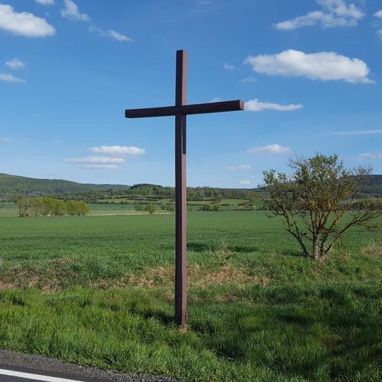 Kříž u silnice mezi Hostomicemi a Skřiplí