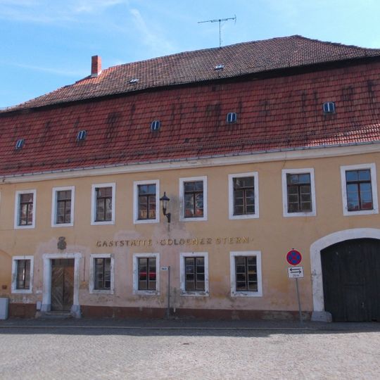 Gasthof in Ecklage, mit Seitenflügel, Mauer und Torbogen zur Hauptstraße Markt 6