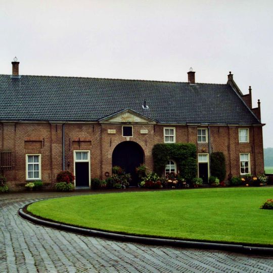 Rechteren: zuidwestelijk bouwhuis