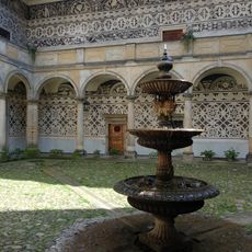 Kašna na nádvoří zámku v Doudlebech nad Orlicí