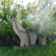 Betonová plastika u vjezdu do Fakultní nemocnice Brno