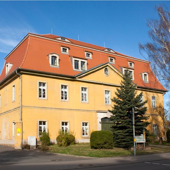 Ehemalige Poststation mit Einfriedung in offener Bebauung, heute Schule Altes Jagdschloß 3