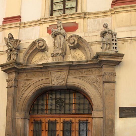 Sochy nad portálem kláštera dominikánek z Bezručovy ulice v Plzni