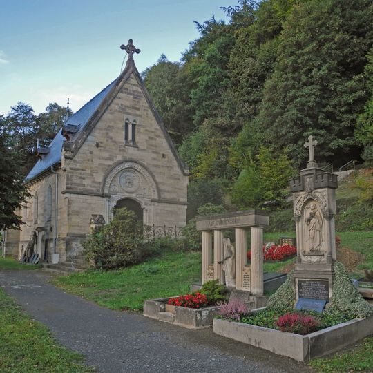Friedhof Königstein: Friedhofskapelle, Aufbahrungshalle, Grufthaus der Familie Schumann an der bergseitigen Mauer, zwei Grabmale, Stützmauern und Einfriedungsmauer Goethestraße -