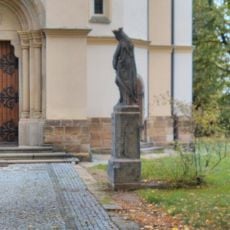 Socha Madony u kostela svatého Norberta v Střešovicích