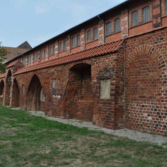 Mur klasztorny z bramą wjazdową