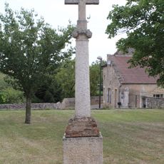 Croix de l'église romane Saint-Julien de Sennecey-le-Grand