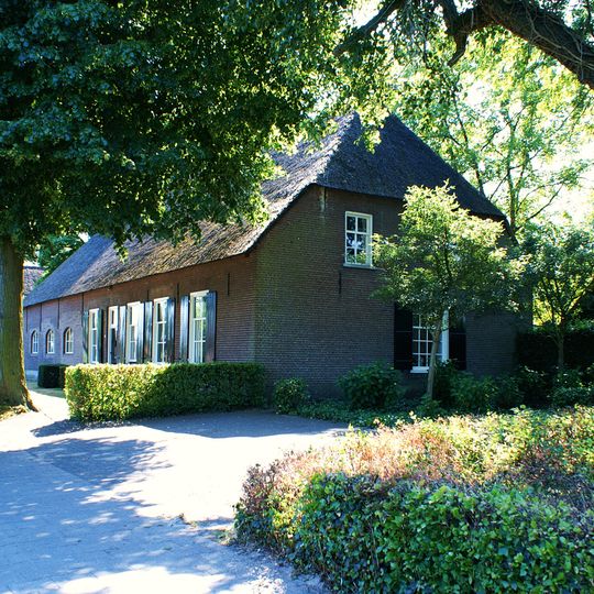 Boerderij, gepleisterde lage woning in topgevels eindigend, laag hek