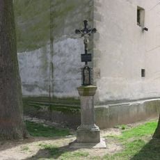 Kříž u věže kostela svatých Petra a Pavla v Kaplici