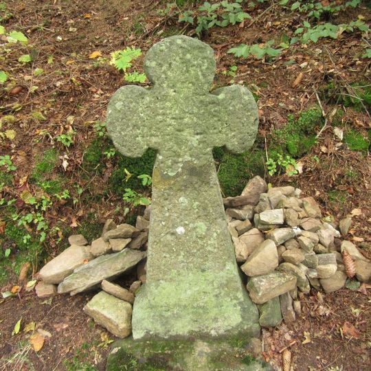 Smírčí kříž v Bystřeci u lesní cesty