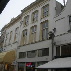 Pand met gepleisterde lijstgevel met stucversieringen en geprofileerde vensteromlijstingen met afgeronde hoeken