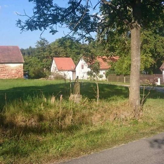 Kříž ve Starém Bozděchově u rozcestí