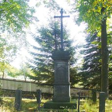 Kříž u cesty nad hřbitovem poblíž domu 78 v Chřibské