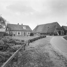 Grote houten bijschuur en hooischuur annex schaapskooi bij boerderij